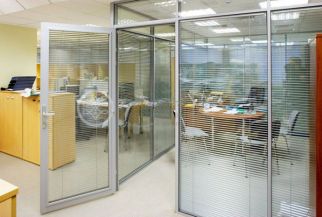 Плюсы и минусы встроенных жалюзи